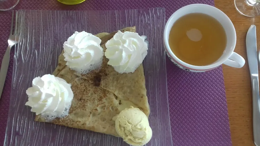 Crepe Au Sucre Chantilly Glace Vanille Avec Bol de Cidre Doux